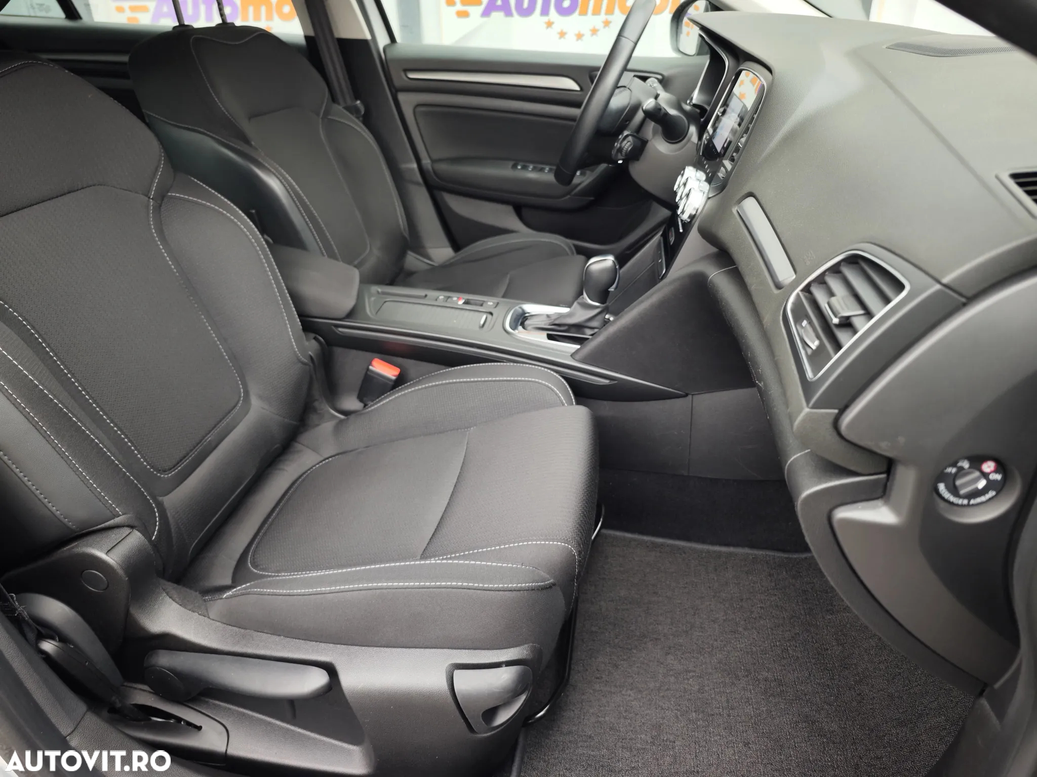 Renault Megane Grandtour E-TECH Plug-in 160 BUSINESS EDITION - 17