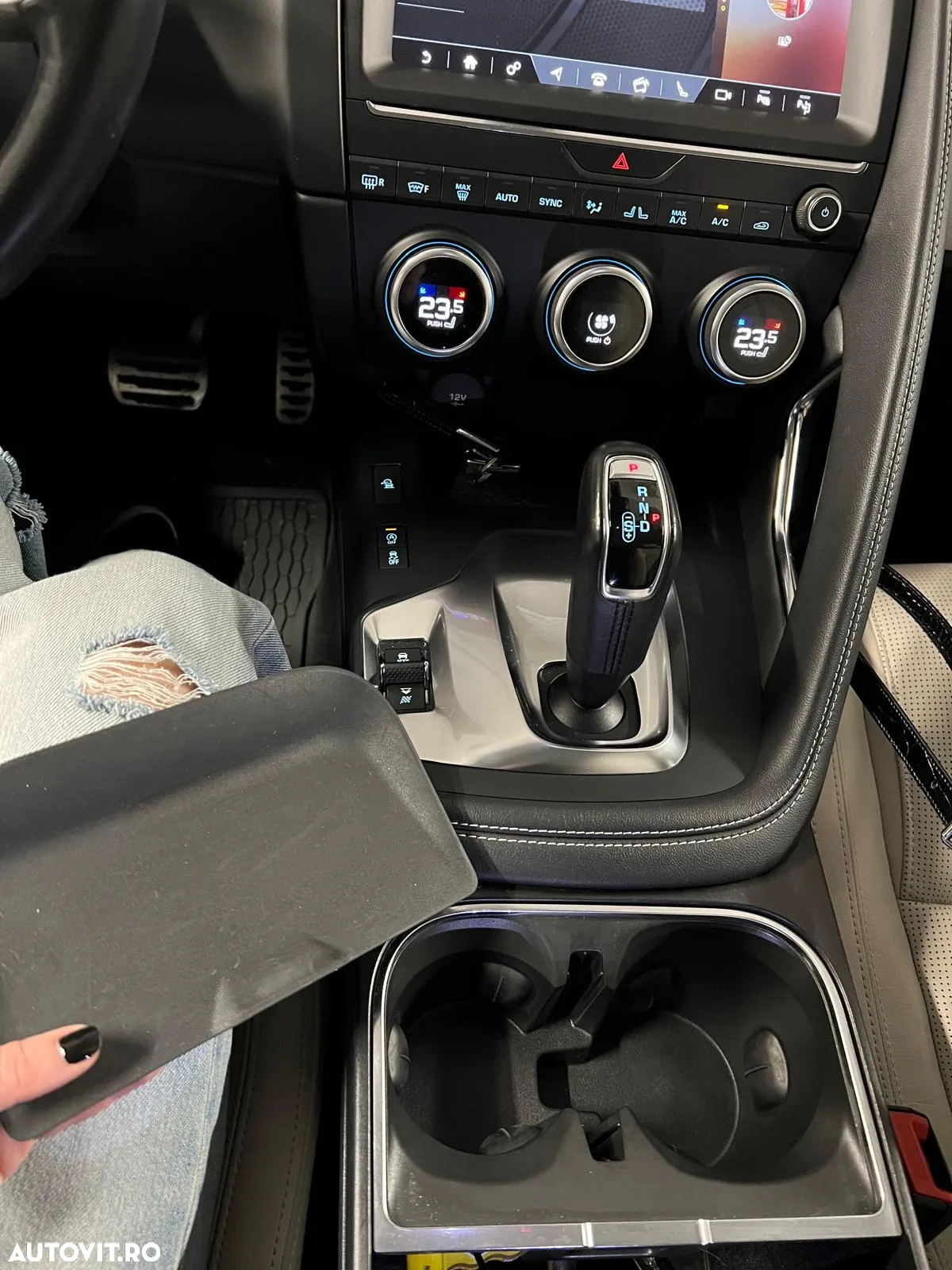 Jaguar E-Pace P250 AWD R-Dynamic HSE - 13
