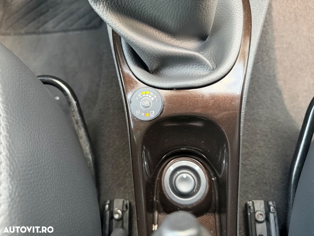 Dacia Duster 1.6 4x2 Laureate - 11