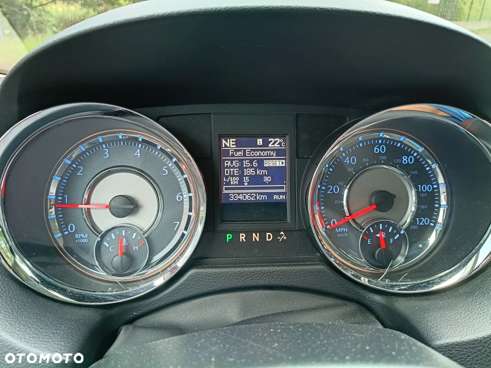 Chrysler Town & Country - 10