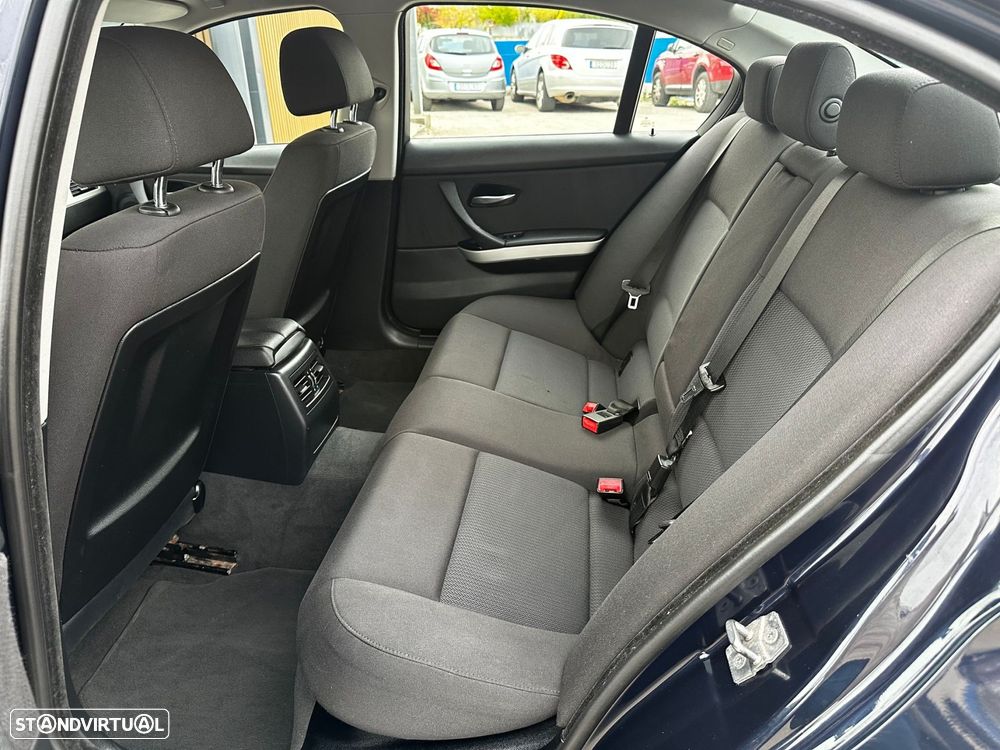 BMW 318 d Dynamic - 27