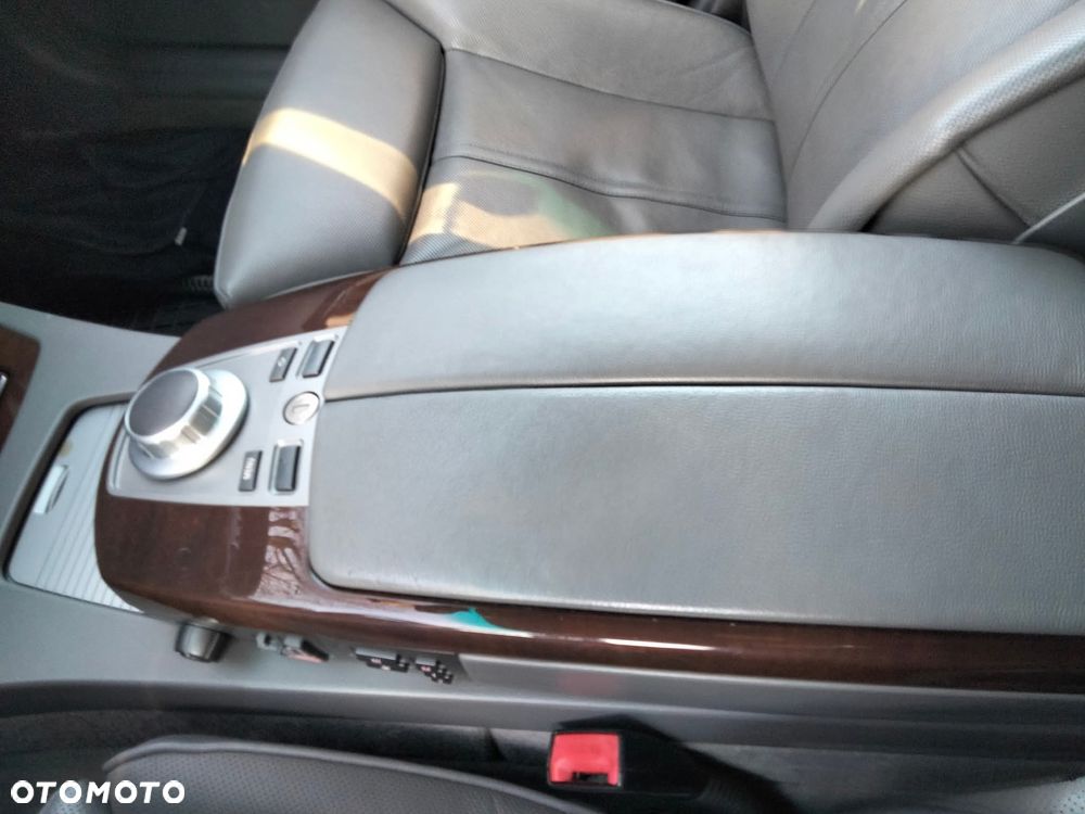 BMW Seria 7 750i - 8