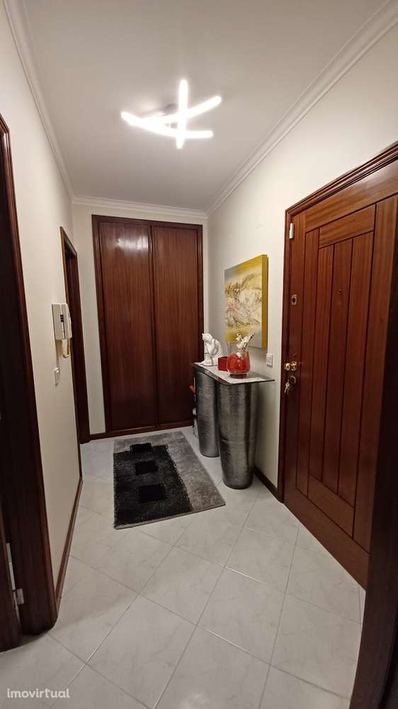 T1 com terraço em zona central de Oliveira do Douro - Grande imagem: 3/5