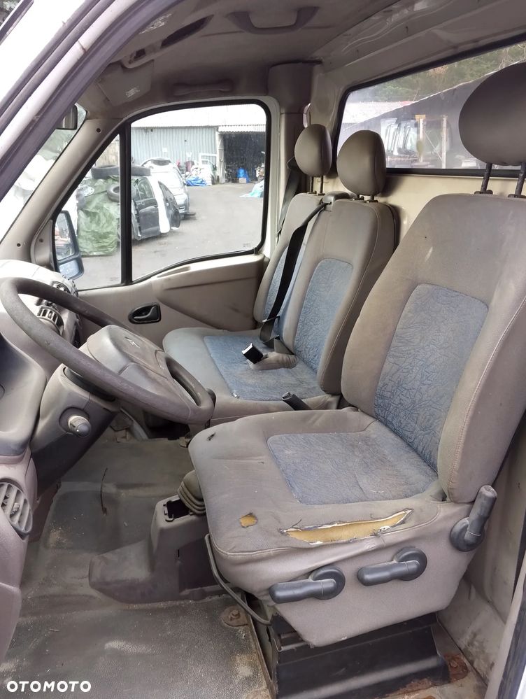 Renault Master II Przed Lift (97-03r.) 2.8 DTI R4 8V 114KM. Silnik S9W 702 (S9W702),  S9W 700 (S9W700) Skrzynia PF1 013 (PF1013),  C 118062 (C118062) lakier 389,  0389 .Cały na części. GWARANCJA !!! Przód Tył Zestaw Komplet Drzwi Klapa Zderzak Błotnik Maska Grill Atrapa Szyba Pas Lampa Lusterko Boczki Fotel Kanapa Kokpit Deska Rozdzielcza Przełącznik Włącznik Sterownik Przewody Wiązka Instalacja Moduł Komputer Czujnik Listwa Pompa Alternator Wtryski Głowica Rozrusznik Kompresor Sprzęgło Dwumas Silnik Skrzynia ABS Klimatyzacji Paliwa Wspomagania Kolektor Turbina Przepustnica Zawór Chłodnica Koło Hak Belka Sanki Zawieszenie Mcpherson Półoś Amortyzator Wydech Tłumik Zacisk Most - 8