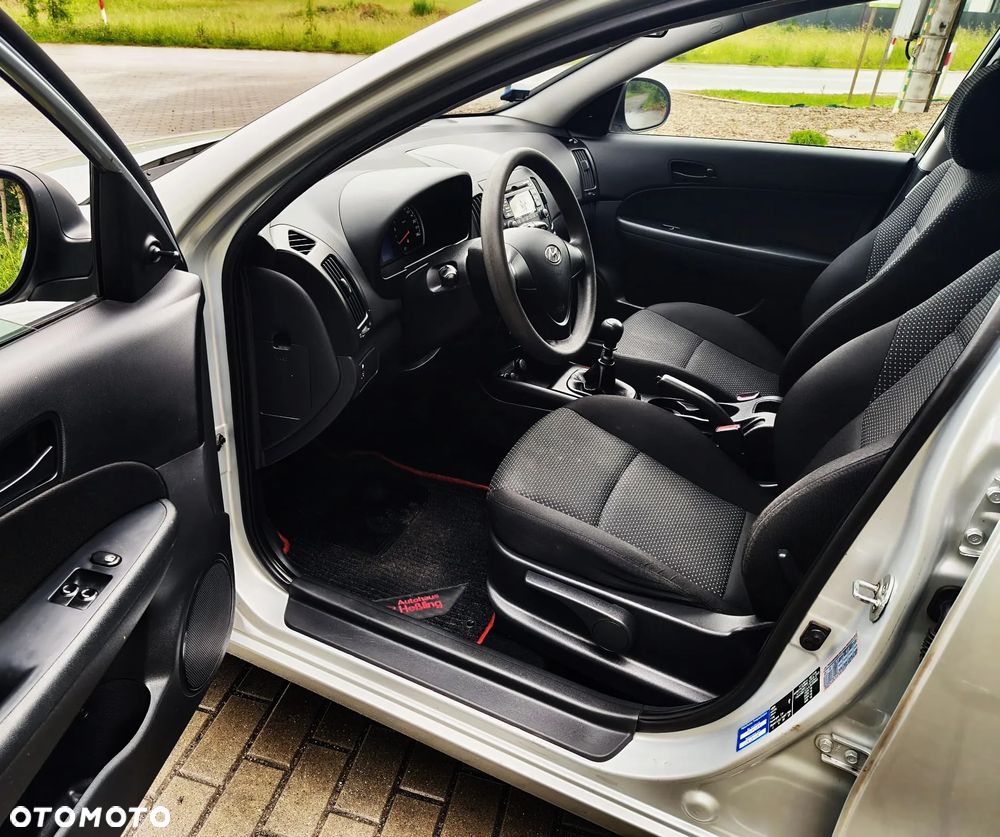 Hyundai i30 1.4 Base + - 17