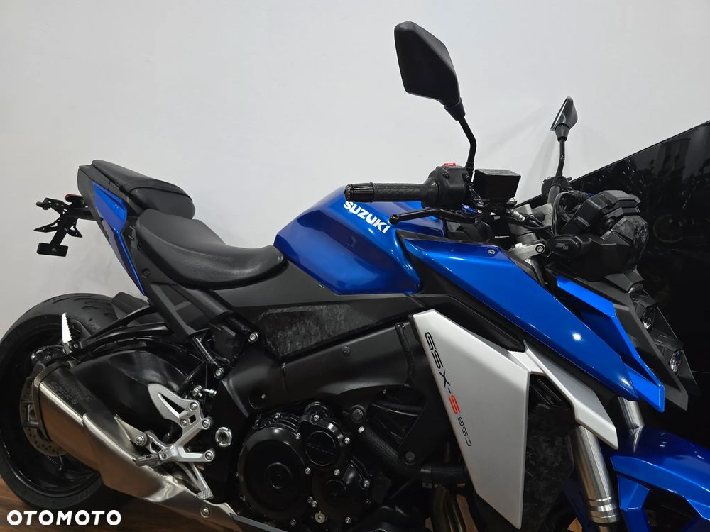 Suzuki GSX - 28