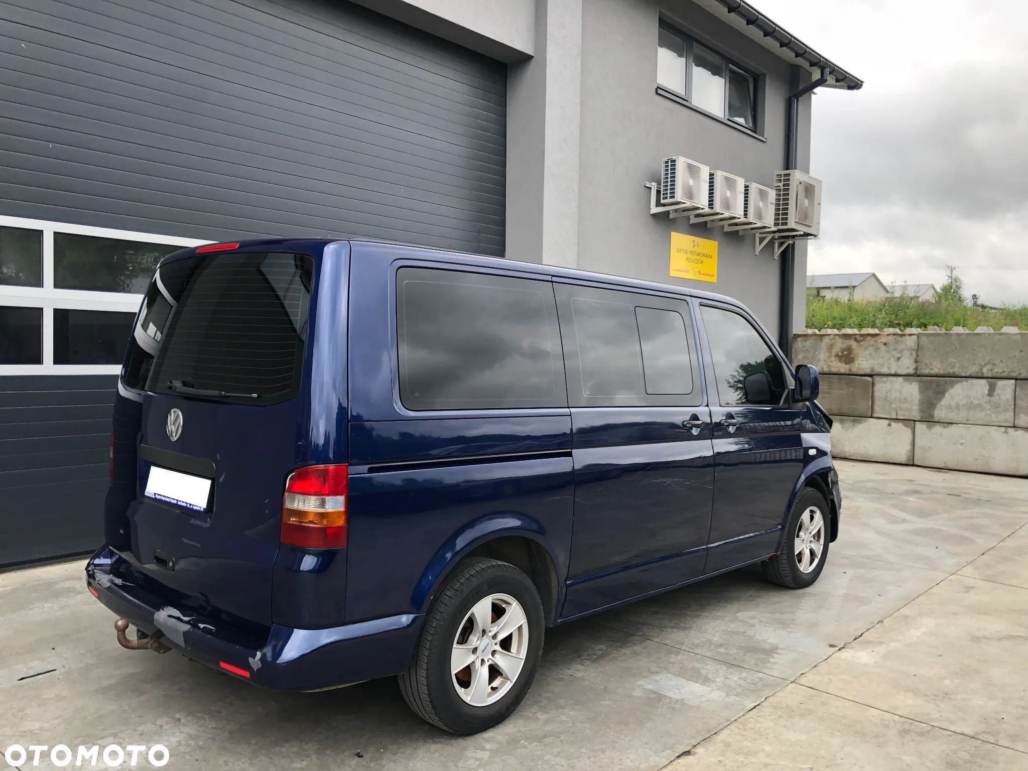 Volkswagen Caravelle - 1