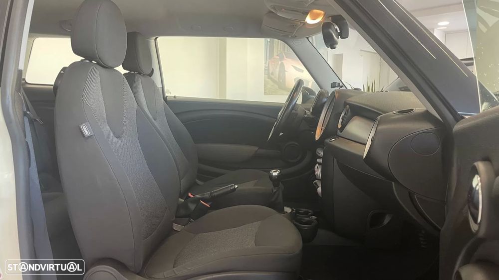 MINI 3 Portas One D - 23