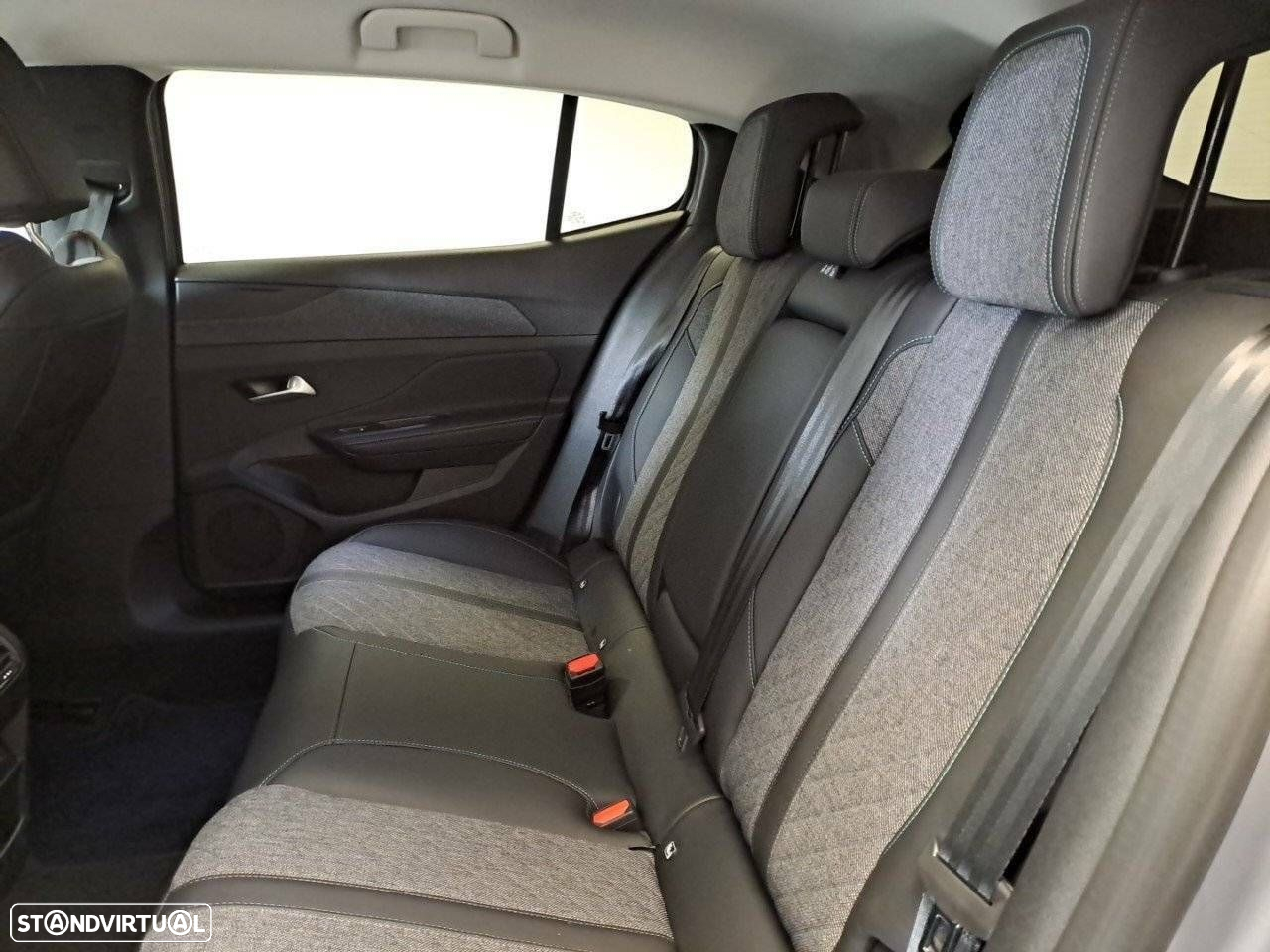 Peugeot 408 1.2 PureTech Allure EAT8 - 10