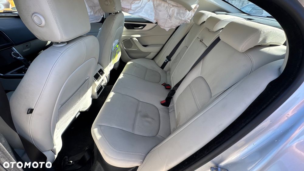 Jaguar XE 2.0 D Prestige - 21