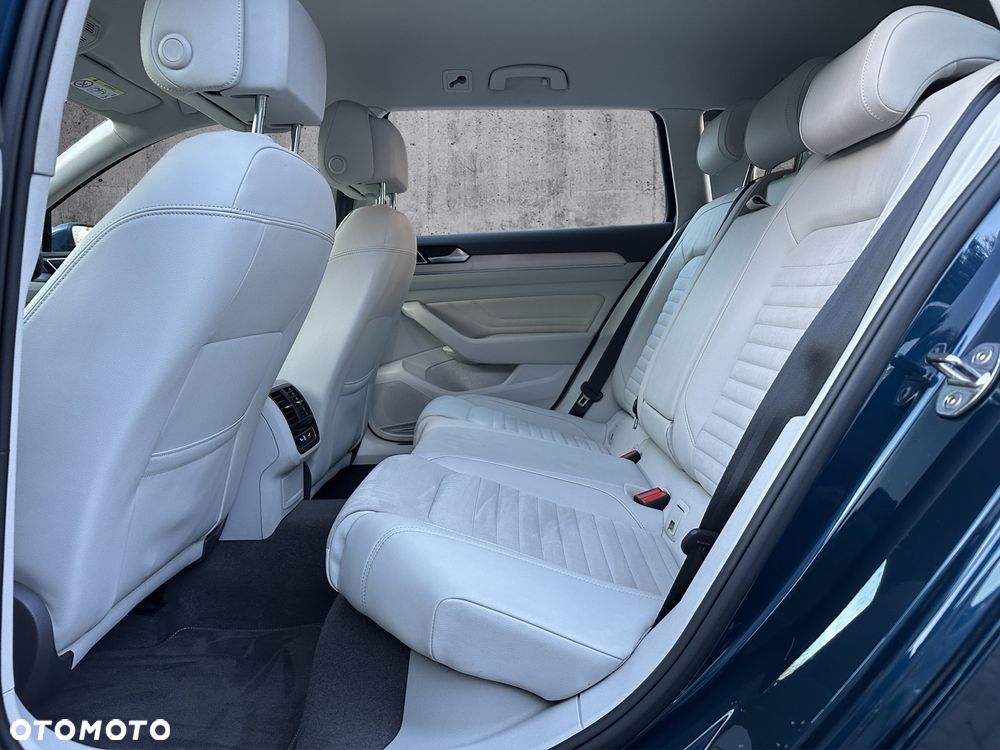 Volkswagen Passat Variant 2.0 TDI SCR DSG Elegance - 12