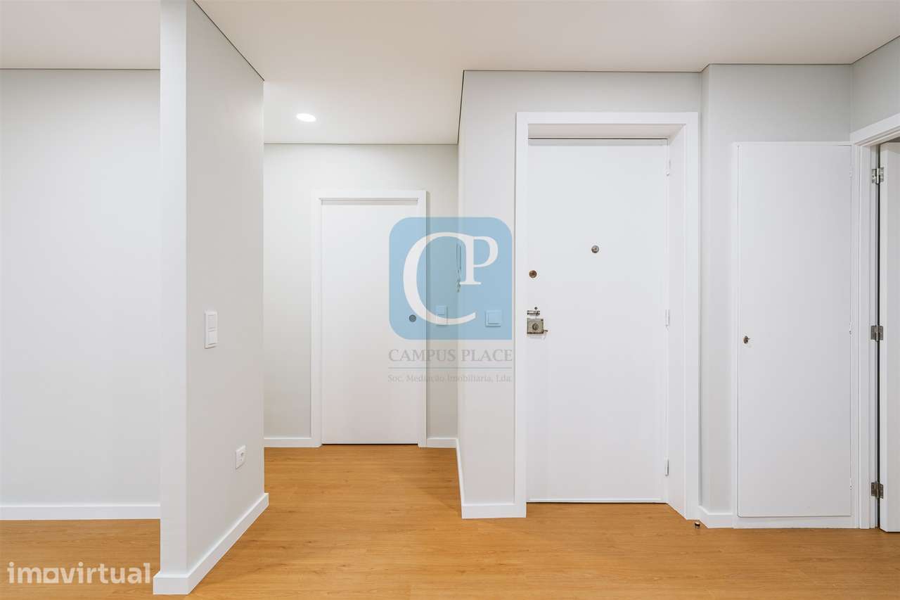 Apartamento T2 renovado e equipado à Avenida Fernão Magalhães - Grande imagem: 3/25