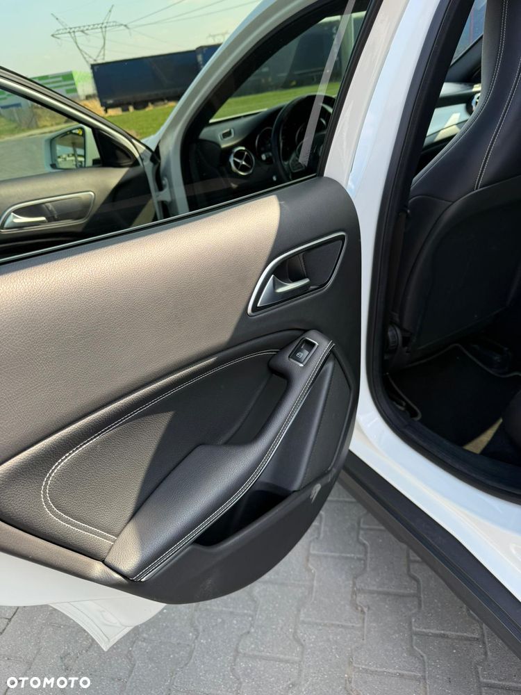 Mercedes-Benz GLA 200 7G-DCT - 16