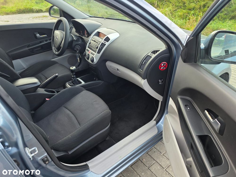 Kia Ceed - 11