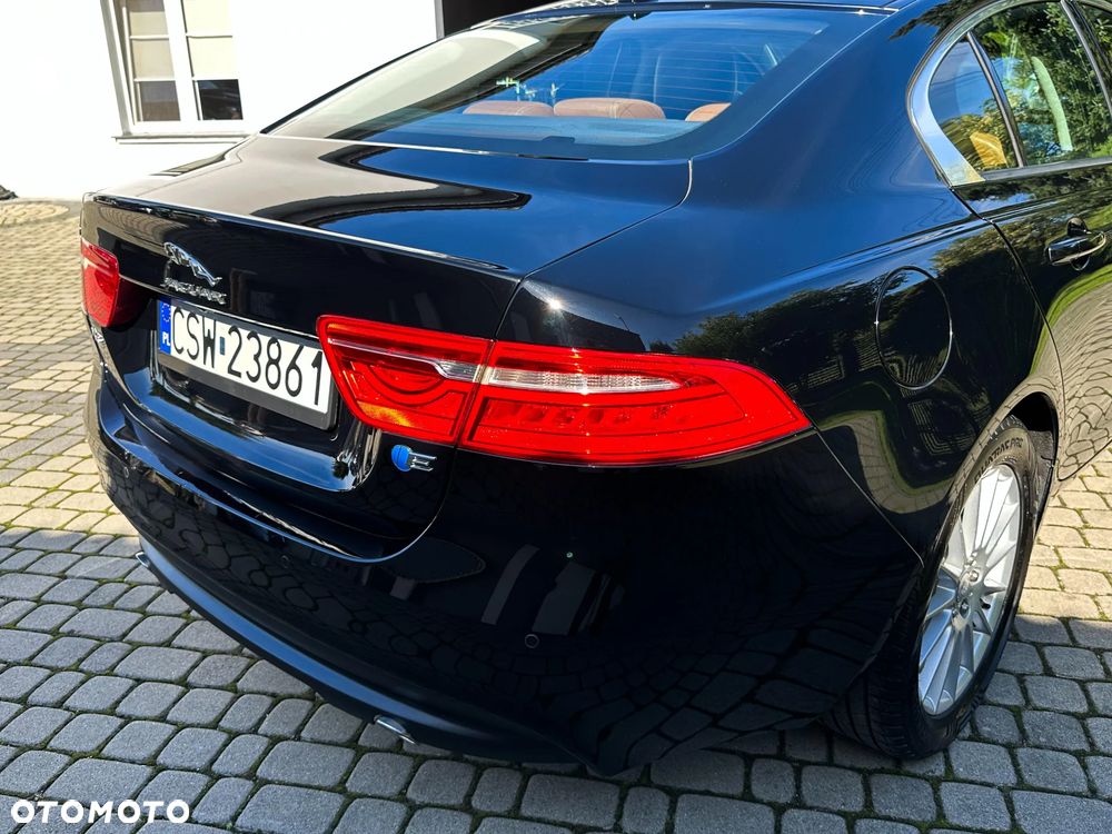 Jaguar XE 2.0 D R-Sport - 4