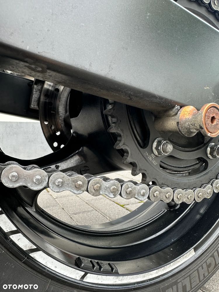 Suzuki GSR - 14