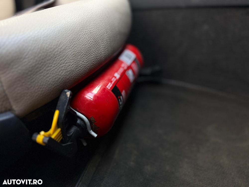 BMW Seria 3 318d DPF Touring Edition Exclusive - 31