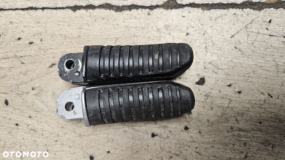Podnóżek lewy prawy Suzuki GSX 1400 - 8