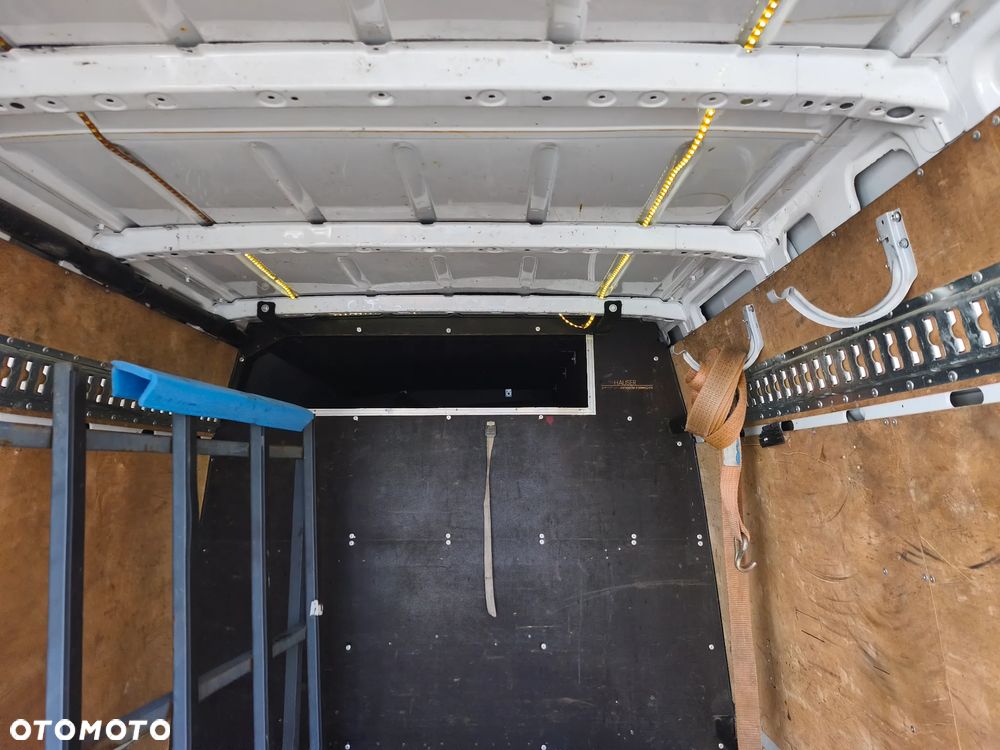 Mercedes-Benz Sprinter - 9