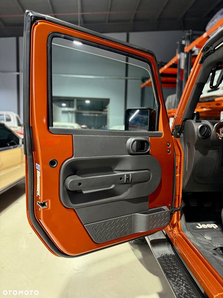 Jeep Wrangler 3.8 Sahara - 27