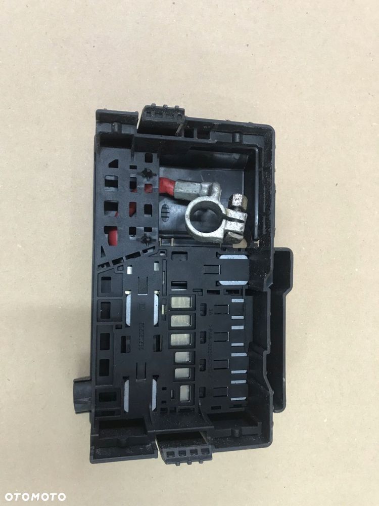 KLEMA SKRZYNKA BEZPIECZNIKÓW NA AKUMULATOR MERIVA II B 13354391 - 6