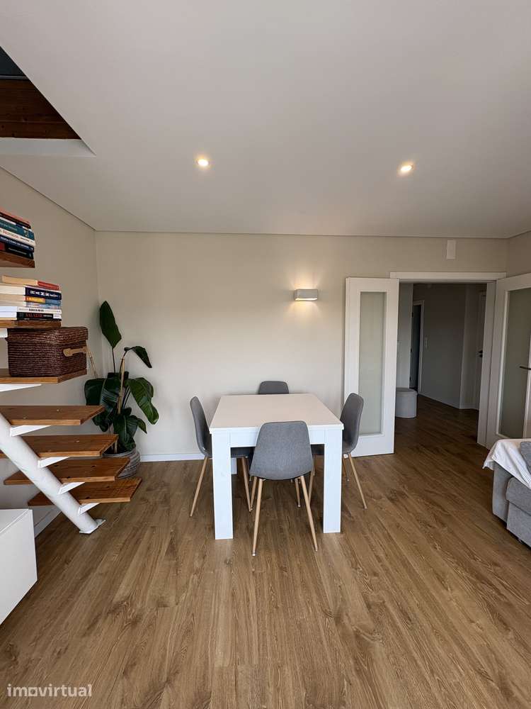 T1+1 Duplex Totalmente Remodelado e Equipado - Último Piso e elevador - Grande imagem: 3/25