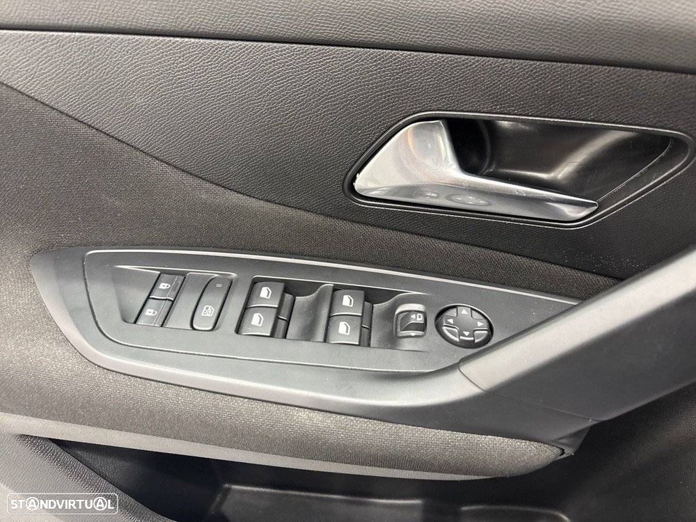 Peugeot 308 1.2 Hybrid Style e-DCS6 - 18