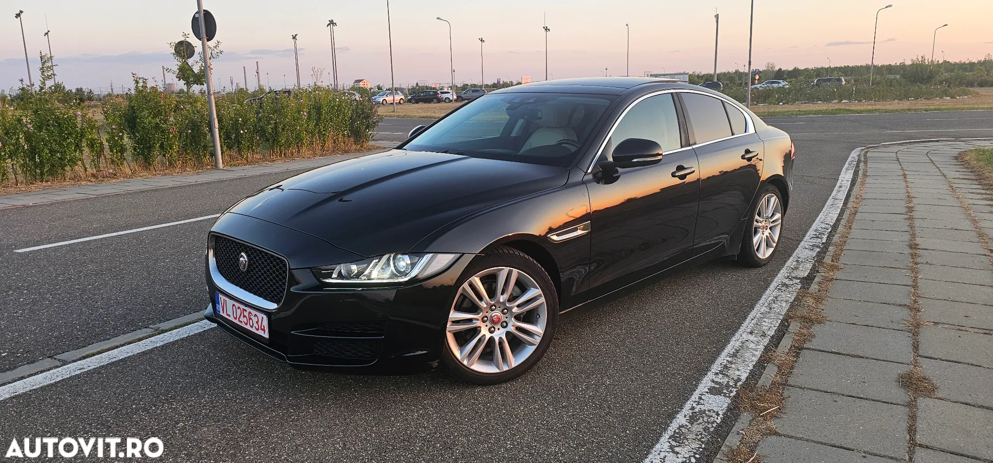 Jaguar XE 2.0 R-Sport - 4