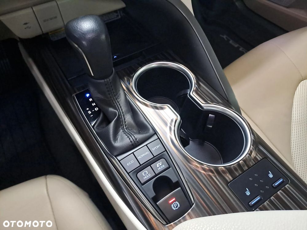 Toyota Camry 2.5 Hybrid Executive CVT - 18