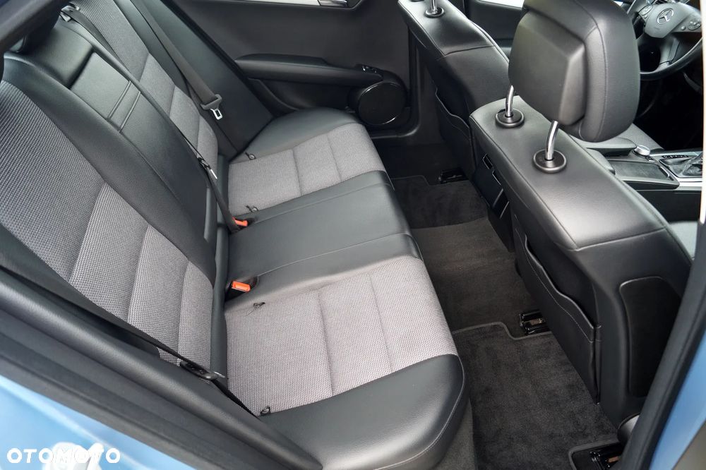 Mercedes-Benz Klasa C 180 CGI Automatik BlueEFFICIENCY Avantgarde - 23