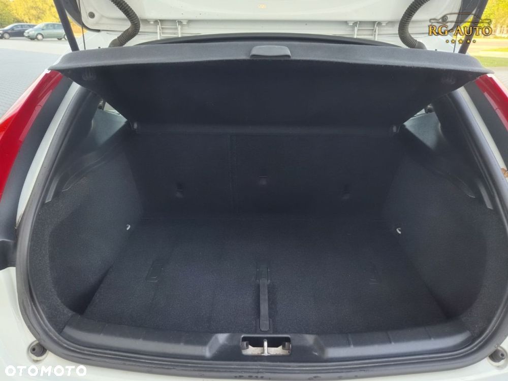 Volvo V40 Cross Country - 38