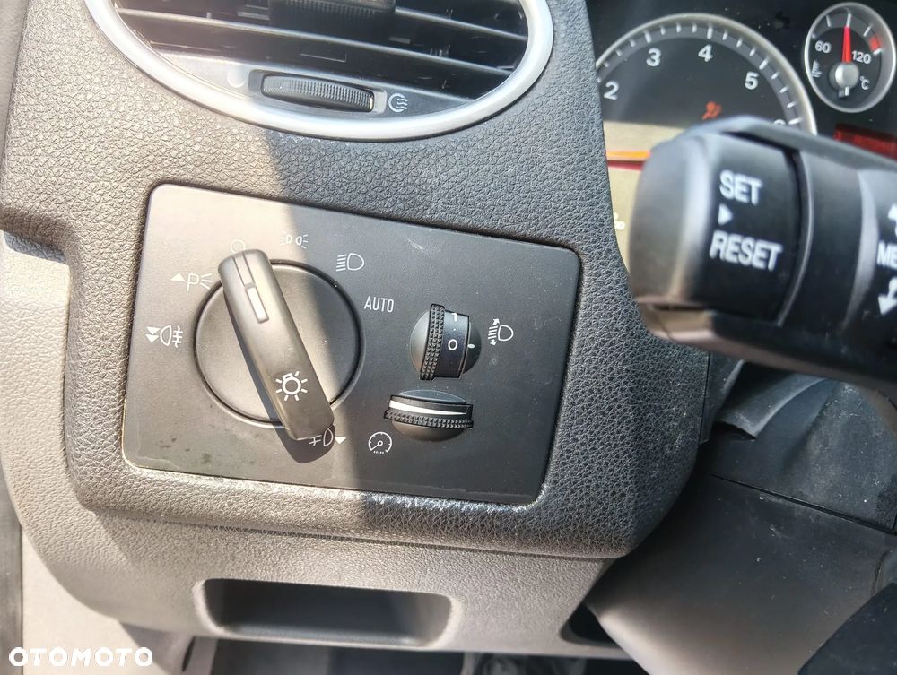 Ford Focus 2.0 16V Titanium - 12