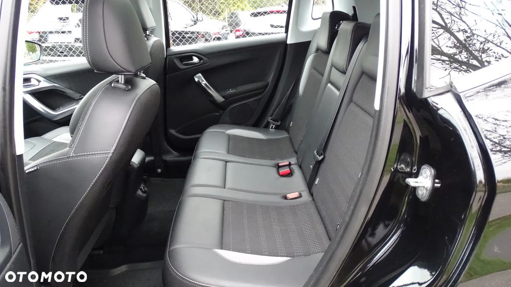 Peugeot 2008 1.2 Pure Tech Allure S&S - 15