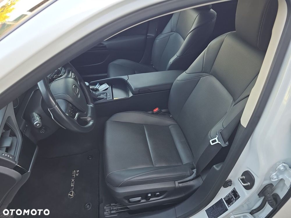 Lexus ES 300h Business Edition - 11