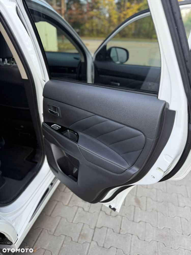 Mitsubishi Outlander PHEV Instyle NAVI + - 30