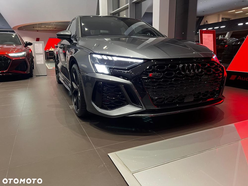 Audi RS3 Limousine - 1