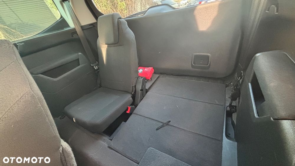 Peugeot 5008 1.6 THP Family 7os - 31