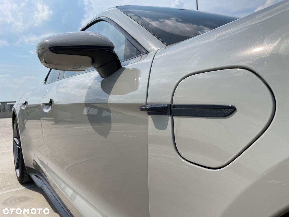 Porsche Taycan Turbo - 15