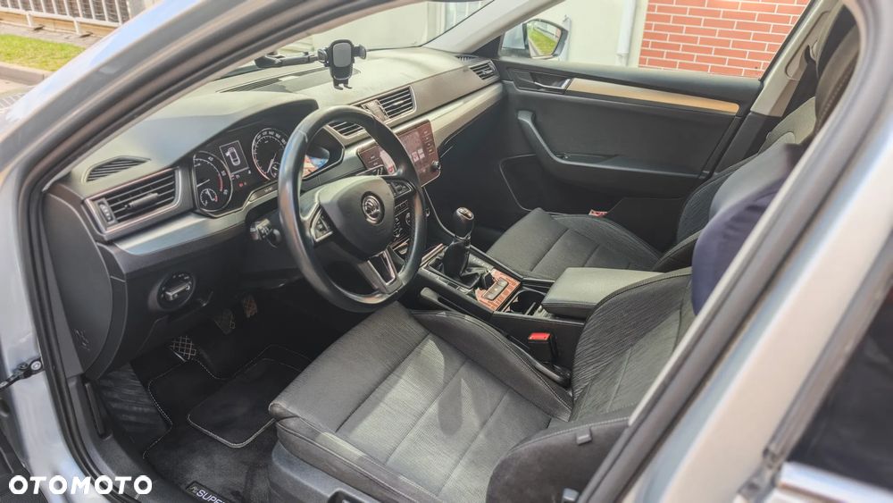 Skoda Superb 2.0 TDI SCR Ambition - 19