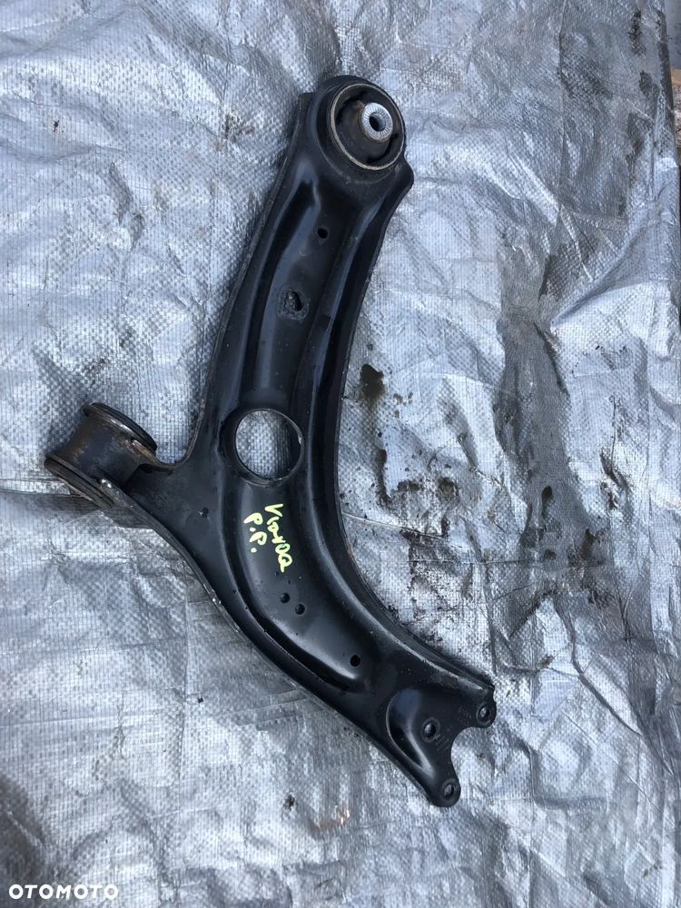 SKODA KAROQ WAHACZ PRAWY PRZÓD - 1