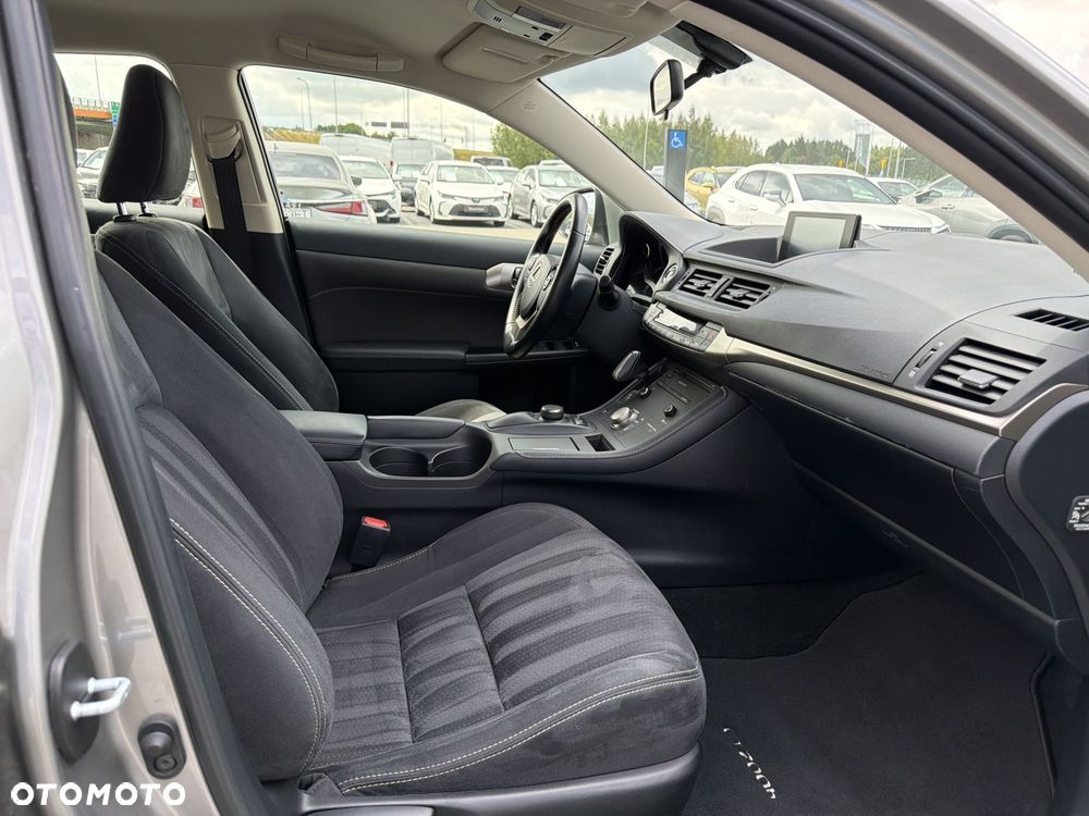 Lexus CT - 9
