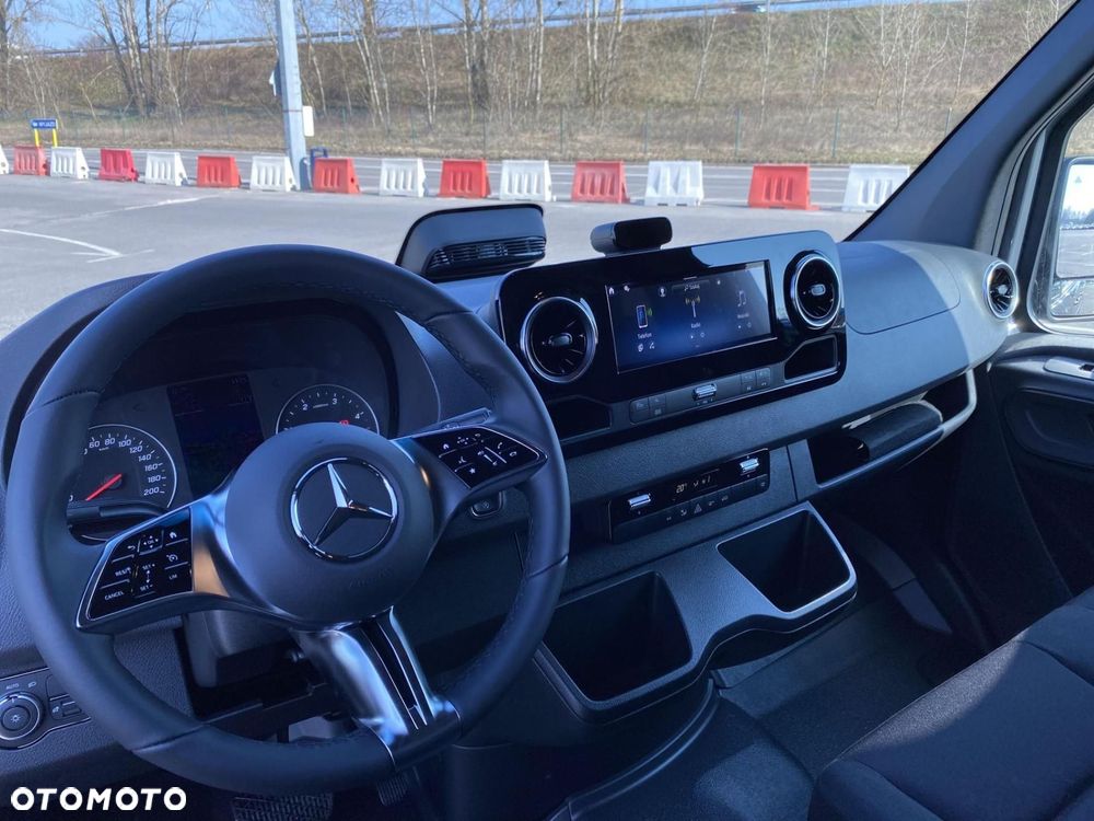 Mercedes-Benz Sprinter - 13