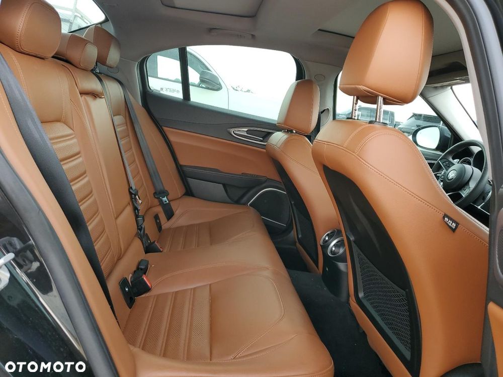 Alfa Romeo Giulia 2.0 Turbo 16V AT8-Q4 Ti - 10