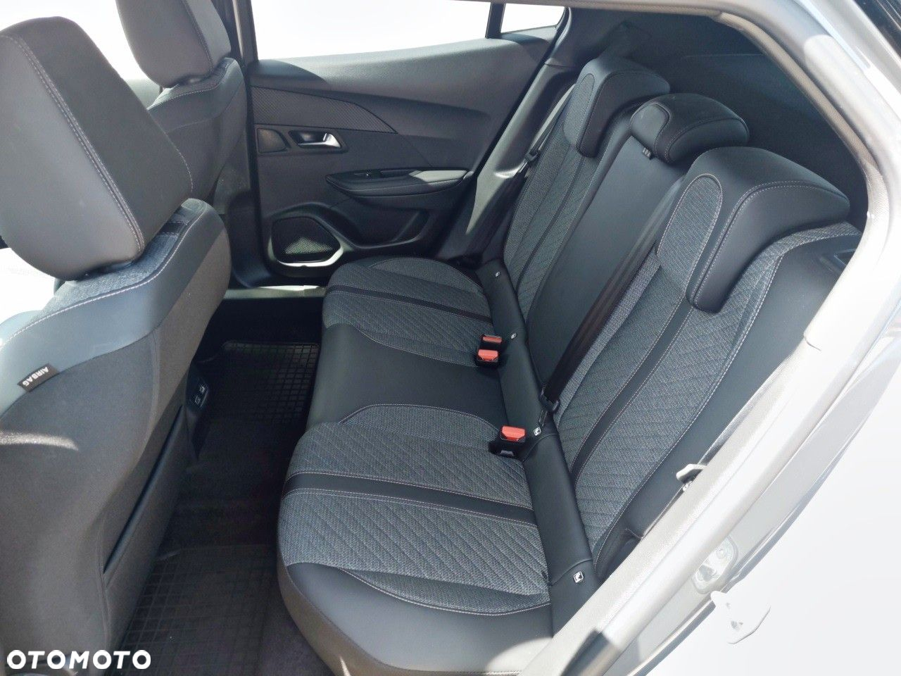 Peugeot 2008 1.2 PureTech Allure S&S EAT8 - 10