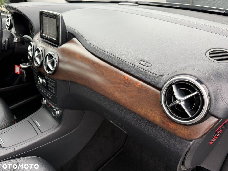 Mercedes-Benz Klasa B 180 (BlueEFFICIENCY) 7G-DCT - 32