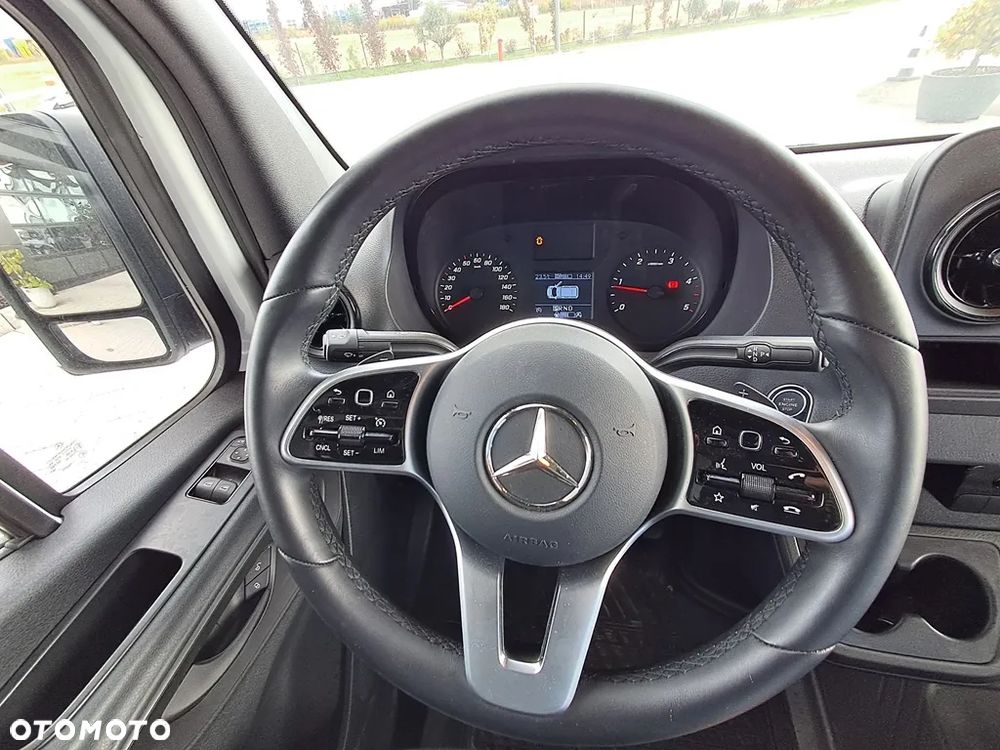 Mercedes-Benz Sprinter - 25