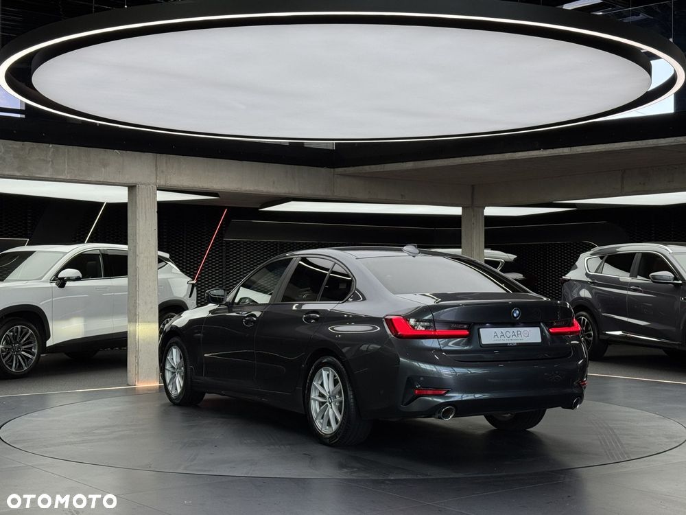 BMW Seria 3 318i - 4
