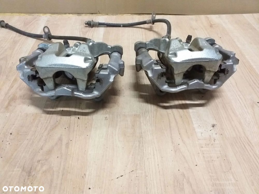TOYOTA COROLLA E21 zacisk tył PRAWY 2,0 hybryda - 2