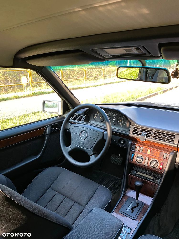 Mercedes-Benz Klasa E 300 TD Turbo 4Matic - 15