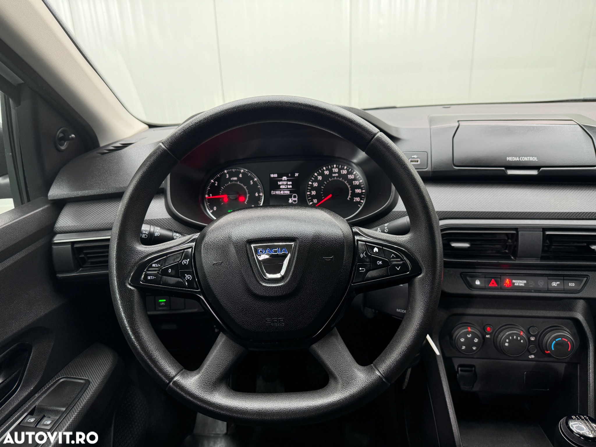 Dacia Logan TCe 90 Essential - 16
